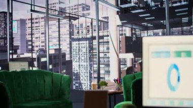 Üretkenlik için tasarlanmış bir şirketteki boş konferans odası toplantılar ve girişimi genişletmek için kullanılan ofis alanı. İş içinde modern yüksek kalite çalışma alanı.