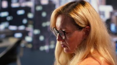 Sorunlu iş kadını, iş yükü ve sorumlulukları yüzünden kişiliksizleşme ve serbestleşmeden muzdarip. Girişimci duygusal olarak gerçeklikten koptu. Kamera A.