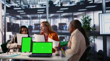 İzole edilmiş bir modelin yanında genişleme planını tartışmak için bir araya gelen kadın hissedarlar takımı, bir kalkınma projesinde daha fazla fon kullanmak için fikirlerini paylaşıyorlar. Başarı ve verimlilik için çalışmak. Kamera B.