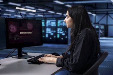 Sunucu çiftliğindeki teknisyen bilgisayar korsanlarının güvenlik duvarını aşıp veri çalmasından korkuyor. Veri merkezindeki PC monitöründe güvenlik ihlali uyarısı gördükten sonra korkmuş bir kadın panikledi.