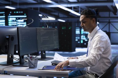 Veri merkezi bilişim uzmanı felaket veya sistem arızası durumunda ticaretin devamlılığını sağlamak için strateji ve prosedürler geliştiriyor. Sunucu merkezi çalışanı endüstri yönetmeliklerine uymayı garanti ediyor