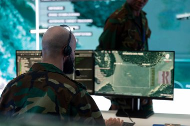 Komuta merkezindeki CCTV keşif sisteminde çalışan askeri personel savaşta yardım etmek için bir ordu savunma operasyonu için istihbarat topluyor. IT yüksek teknoloji mühendisi kontrol merkezinde.