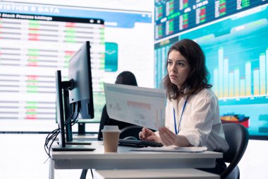 Girişim çalışanı proje güncellemelerini ve kontrol odasındaki ayrıntıları inceler, kaynakları tahsis eder ve stratejik iş hedeflerine ulaşmak için görevleri çözer, organizasyonel şirket operasyonları.