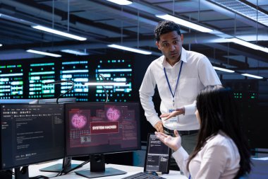 Sunucu merkezinde takım çalışması yapan programcılar donanımı bilgisayar korsanlarının bilgi çalmasından korumaya çalışıyorlar. Veri merkezindeki iş arkadaşları virüs kaynaklı güvenlik ihlali uyarısını düzeltmeye çalışıyor.