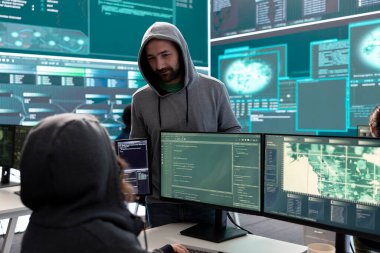 Hükümet hackerları siber tehdit tespiti için büyük verileri analiz ediyor, ajans masalarında çalışıyor. Profesyonel uzman kadın siber istihbarat ve dijital tehditlerin önlenmesini analiz ediyor..