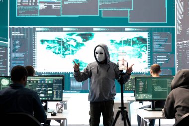 Hükümet anonim hackerları grubu devlet sırları için fidye istiyor. Melez savaşı sırasında önemli hackleme faaliyetleri. Çok gizli bilgileri çaldıktan sonra bir video kaydediliyor, büyük ekran.