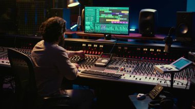 Ses teknisyeni, profesyonel stüdyoda kayıt yaptıktan sonra dengeli ses yaratmak için ayrı ayrı melodileri karıştırıyor. Ses mühendisi parçaları karıştırma konsolu ve yapım yazılımı ile düzenliyor. Kamera A.