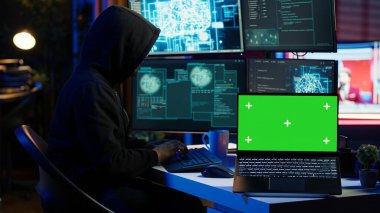 Siber suçluların saklanma yerlerinde kod ve kötü amaçlı yazılım senaryoları yazmak için kullandıkları izole ekran bilgisayarı. Gizli sığınakta şeytani programcılar tarafından kullanılan model defter, yakın çekim, kamera A