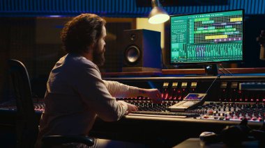 Ses teknisyeni, profesyonel stüdyoda kayıt yaptıktan sonra dengeli ses yaratmak için ayrı ayrı melodileri karıştırıyor. Ses mühendisi parçaları karıştırma konsolu ve yapım yazılımı ile düzenliyor. Kamera A.