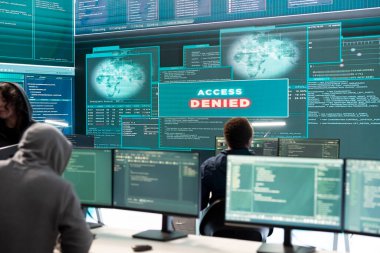 Yüksek teknoloji ofisindeki veri tabanına ve sunuculara erişemeyen hükümet hackerlarından oluşan hayal kırıklığına uğramış ekip melez savaş şifrelerini çalmak için büyük ekranla çalışıyor. Hüsrana uğramış uzmanlar.