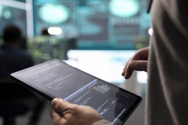 Hükümet hackerları siber tehdit tespiti için büyük verileri analiz ediyor, ajans masalarında çalışıyor. Profesyonel uzman kadın siber istihbarat ve dijital tehditlerin önlenmesini analiz ediyor..