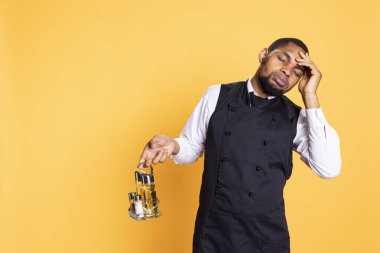 Restoran kâhyası müşterilerine baş ağrısı şikayetiyle servis yapıyor. Hizmet sektöründe kendini yorgun ve fazla çalışıyor hissediyor. Stüdyoda ağrılı bir migrenden muzdarip genç yemek şirketi..