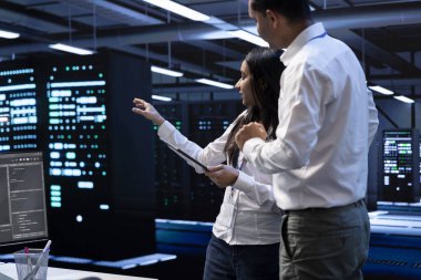 Veri merkezindeki mühendislik arkadaşları sunucuları etkileyen, beyin fırtınası yapan güvenlik duvarı yapılandırmalarını arıyorlar. Sunucu odasındaki sistem yöneticileri sistem darboğazlarını kontrol ediyor