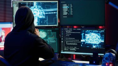 Kötü siber suçlu yapay zekayı kullanarak virüs üretmeyi öğreniyor ve verileri bozuyor. Yapay zeka teknolojisi kullanarak bilgisayar üzerinde çalışan kaçak programcı, güvenlik sistemlerini aşıyor, kamera A