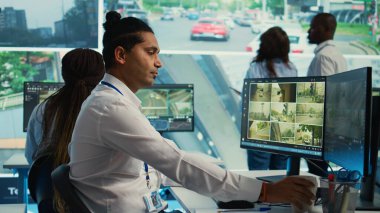 Hintli işçiler plaka kaydını CCTV radar görüntüleriyle işletiyorlar, gerçek zamanlı video izleme sistemi ile çalışıyorlar. Hükümet çalışanı trafiği izliyor. Kamera B.