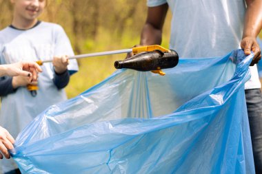 Çeşitli aktivistler ormandan çöp ve plastik topluyor, çevre kirliliği ve korunmasıyla mücadele ediyorlar. Bir grup insan ormanları temizliyor, çöpleri ve atıkları geri dönüştürüyor..