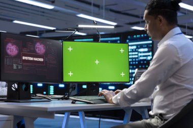 Sunucu çiftliğindeki teknisyen şirketin güvenlik duvarını hackleyip hassas kullanıcı verilerini çalmayı durdurmak için izole ekran PC kullanıyor. Bilgi işlem elemanı kroma anahtar bilgisayara bakıyor ve güvenlik ihlali görüyor.