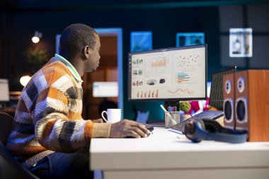 Genç mali danışman, ürün ve hizmetler üzerine stratejik bir plan yapmak için aylık gelir ve harcamaları inceler. Afrika kökenli Amerikalı uzman gelir dengesi analizi, muhasebe analizi yapıyor..