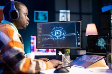 Yapay zeka ve derin öğrenme ile kod ve programlama üzerine çalışan Afrikalı Amerikalı bir adam. Siber güvenlik ve sinir ağını sağlamak için bilgisayar kullanan erkek bilişim mühendisi.