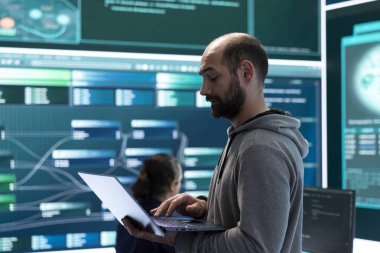 Bilgisayar ağlarını tehlikeye atmak ve siber savaş sırasında ulusal güvenlik ve korunma için istihbarat toplamak için fidye ve fidye taktikleri kullanan bilgisayar korsanları. Hükümetin casus yazılımı.