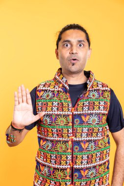 Huzurlu el hareketleriyle gerginliği dağıtmak ve barışçıl çözümler üretmek için kaotik kavgayı durdurmaya çalışan bir adam. Rahatlatıcı kişi sakin. İşaret dili, stüdyo geçmişi.