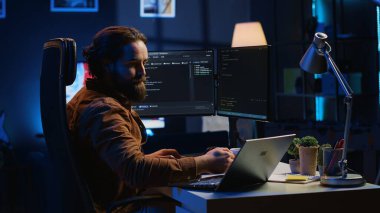 Yazılım programcısı kod geliştirirken kulaklık takıyor. Uzaktan vardiya sırasında zamanın daha hızlı geçmesini sağlıyor. BT profesyoneli apartman dairesinde müzik dinlerken birden fazla iş yapıyor, kamera A