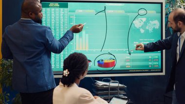 Hesap yürütme ekibi, şirket hedefleri doğrultusunda önemli kararlar almada yardımcı olmak için eğilimleri analiz ediyor. İş ortakları projenin son teslim tarihine yetişmek için birlikte çalışıyorlar. Kamera A.