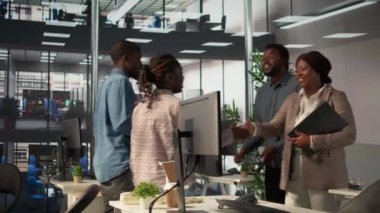 Tahminler, modern bir ofisteki hedef verileri ve performans ölçümlerini inceleyerek, kurumsal strateji ve sürdürülebilir girişim gelişimine yönelik karar verme üzerine odaklanmaktadır. Kamera B.