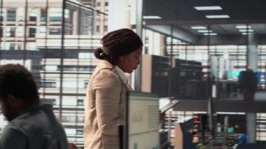 Geliştirme görevlerini çözmek için finansal verileri yöneten profesyonel iş adamları, masa başında rapor yazanlar. Odaklanmış kadın yönetici, idari görevleri yerine getirmek için uzmanlığı kullanıyor. Kamera A.