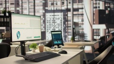 İş dünyası ve girişim kültüründe kullanılan, profesyonel araç gereçlerle donatılmış, modern çalışma ortamı boş ofis. Modern bir çalışma alanında yürütme gücü.