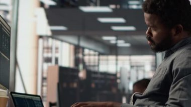 Afrika kökenli Amerikalı bir uzman sabit bir telefon görüşmesinde masasında fon görüşmeleri, genişleme projesini yönetmek ve büyüme stratejilerini tartışmak. CEO kariyer başarısı için birden fazla iş yapıyor. Kamera A.