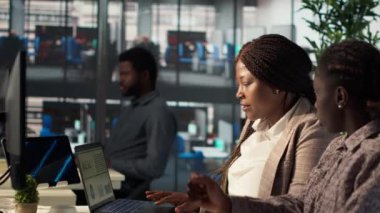 Genel müdür, proje geliştirme ve kurumsal hedefler üzerine bir oturuma öncülük eden bir çalışanla birlikte mali tahminleri gözden geçiriyor. İş amaçlarına ulaşmak için işbirliği yapmak. Kamera A.