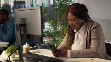 Afrika kökenli Amerikalı yönetici iş hayatına ara veriyor ve sosyal medyayı araştırıyor. Masasındaki mesajları ve web sitelerini kontrol ediyor. Analizci program sırasında çoklu görev ve mesajlaşma yapıyor. Kamera A.