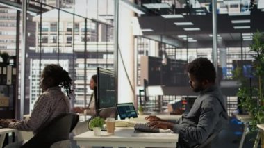 Afrika kökenli Amerikalı bir uzman sabit bir telefon görüşmesinde masasında fon görüşmeleri, genişleme projesini yönetmek ve büyüme stratejilerini tartışmak. CEO kariyer başarısı için birden fazla iş yapıyor. Kamera B.
