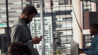 Çevrimiçi araçlar kullanarak, veri bilgilerini analiz ederek finansal planlar yaratmak için aylık gelir dengesi ile çalışan siyah analist. Verimlilik için kurumsal hedefleri yöneten bir iş adamı. Kamera A.