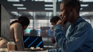 Modern ofisin genel müdürü problem çözme görevleri için bilgi grafikleri raporları hazırlar, işletmelerin büyümesini desteklemek ve stratejik hedeflere ulaşmak için finansal planlar yapar. Kamera A.