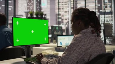 Afrikalı Amerikalı uzman, stratejik planlama ve girişim hedefleri için şirket verilerini analiz ederek bilgisayardaki izole edilmiş modelleri inceliyor. Kaynak tahsisi ve etkili iş operasyonları. Kamera B.