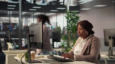 İş yerindeki finansal tahminler üzerine çalışan yetenekli bir kadın yatırımcı, iş geliştirme için aylık bilgi grafikleri verilerini kullanıyor. Şirket hedefleri. Kamera B.