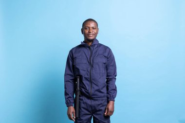 Üniformalı Afro-Amerikan güvenlik ajanı portresi, bakım ve emlak koruması için devriye geziyor. Görevdeki koruma büyük bir kamu sorumluluğuna sahip..