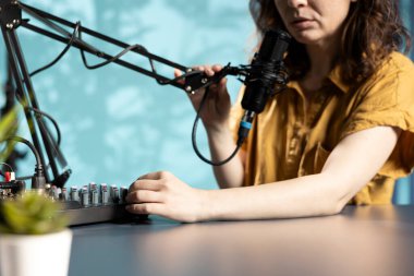 Teknoloji gurusu, DJ denetçisinin yeni çıkan görüntülerini kaydediyor, kutusunu açıyor ve izleyicilere özelliklerini sunuyor. Takipçilere ses karıştırıcı donanımı gösteriliyor, yakın çekim