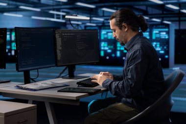 Bilgisayar klavyesinde yazı yazmak, veri merkezinde bakım yapmak ekipman ömrünü uzatmak ve devre dışı kalmamak için. Aşırı ısınma sorunları için bilişim uzmanı bıçak sunucularını izliyor