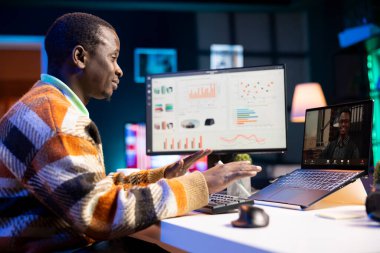 İnternetteki toplantı sırasında internet istatistikleri veya verileri hakkında konuşan Afrikalı Amerikalı bir adam. Erkek serbest çalışan sanal iletişim için teknolojiyi kullanır, uzaktan çalışır..