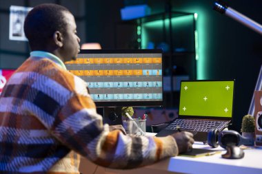 İleri kurgu yazılımı kullanan ve görüntülere rötuş yapmak için izole edilmiş görüntü tasarımcısı dijital sanat endüstrisinin yaratıcılığını ve teknolojik gücünü somutlaştırıyor. İş yenileniyor.