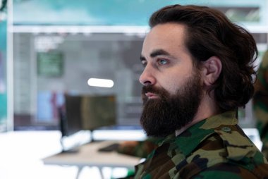 Tuğgeneral federal izleme odasında terörle mücadele operasyonları yürütüyor, düşman uçaklarını ya da füzelerini tespit etmek ve takip etmek için askeri sistemleri kullanıyor. Gizli Servis Savunma Programı. Kapat..