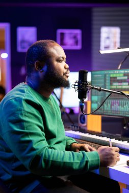 Müzisyen şarkıcı romantik sözcükler ve melodik elementlerle yeni bir şarkı yazıyor, kafiyeler ve mısraları birbirine karıştırmak için düşünüyor. Şarkı sözü yazarı ev stüdyosunda bir şarkı besteleyecek..