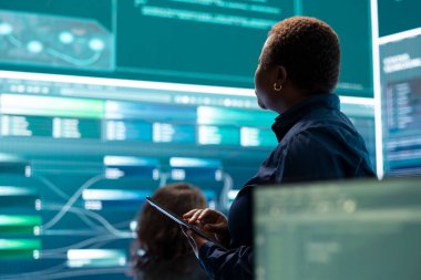 Hükümet hackerları siber saldırıları şifreleri kırarak, online güvenliği tehlikeye atarak gerçekleştiriyor. Uzmanlar dijital ağlara sızıp güvenlik protokollerini ihlal ediyorlar. Siber gözetim.