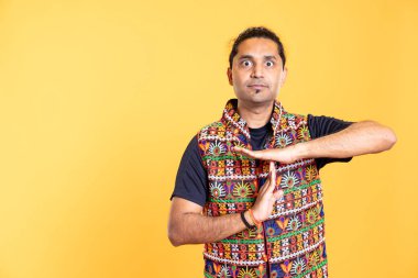 Ciddi bir adam mola istiyor, el hareketleri yapıyor, konsepte devam edemiyor. Kumandan ısrarla işaret işareti yapıyor. Ara vermek istiyor. Stüdyo arkaplanından izole edilmiş.