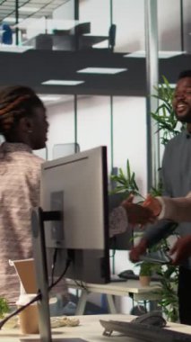 Dikey Video Tahminleri, modern bir ofiste hedef verileri ve performans ölçümlerini gözden geçirir, kurumsal strateji ve sürdürülebilir girişim geliştirme için karar verme üzerine odaklanır