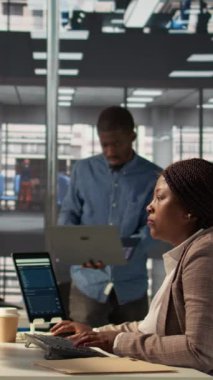 İş ortaklarından oluşan Dikey Video Ekibi finansal büyüme, kaynak tahsisi ve performans ölçümleri üzerine bir proje hakkında tartışıyor. Siyah personel hedeflerine etkili bir şekilde ulaşır