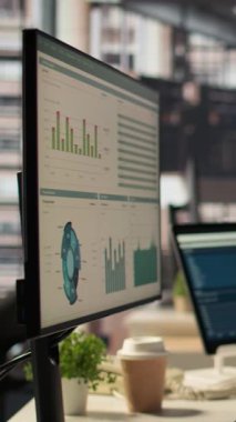 Verimliliği artırmak için ileri teknolojiye sahip dikey video boş ofis çalışma alanı, iş dünyasındaki profesyonellerin finansal stratejilere odaklanmasına yardımcı oluyor. Küresel girişim başarı hedefleri.